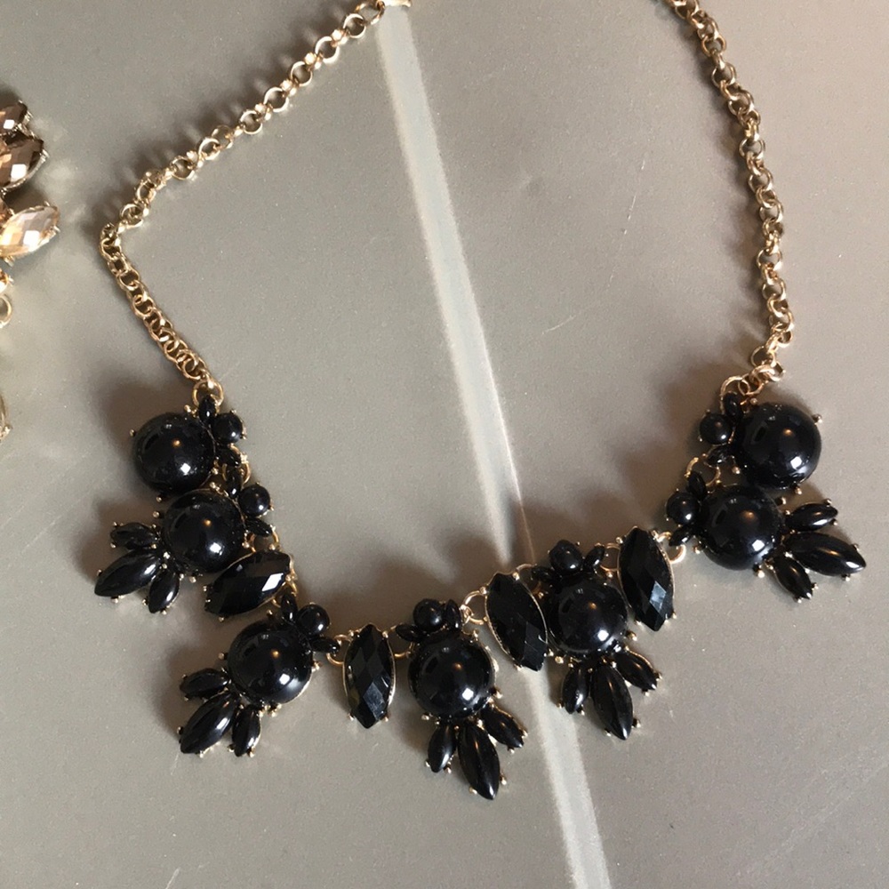 Assorted statement necklaces - Picture 5 of 7